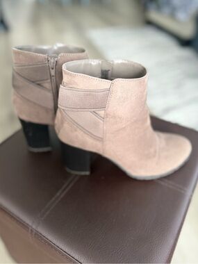 Women’s Ankle Boots in neutral tan Suede